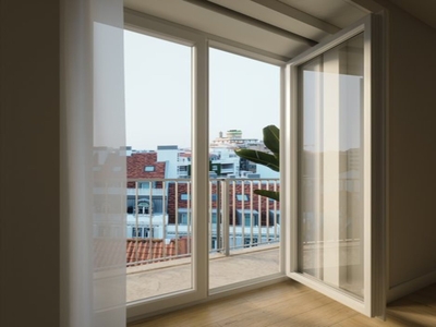 Apartamento T1 com varanda e garagem no Edifício Sousa Martins I Lisboa