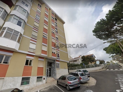 Apartamento T4 para arrendamento na Rua Garcia Resende