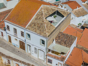Casa Martins: Uma Moradia Arquitetónica no Coração de Lagoa, Algarve