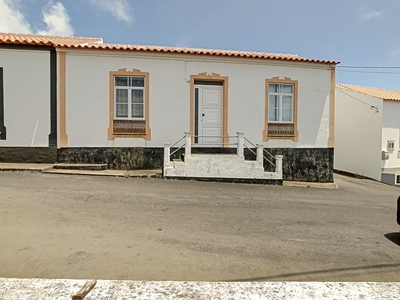 Moradia T4 com oficina e terreno na Vila de Porto Judeu