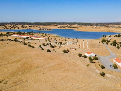 Herdade de 50 ha com Hotel Rural à beira lago