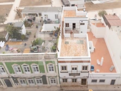 Prédio na baixa da cidade de Olhão, com projecto aprovado e licença a pagamento, para a construção de duas moradias.