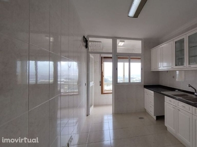 Apartamento T2 duplex com varanda, box em Oliveira do Douro
