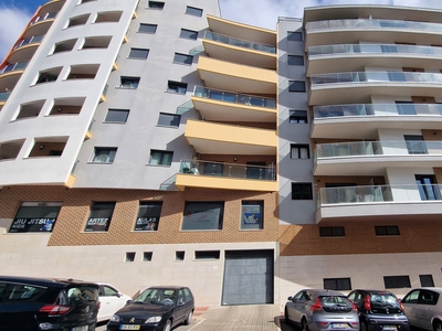 BOX de 21 m² para arrendamento - Urbanização Jardim da Amoreira