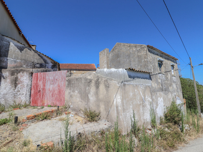 Duas casas antigas T1 e T2 com adega e pátio para restaurar e/ou reconstruir com um quintal de 30 m2 no lugar de Lares - Vila Verde, a 7 km das praias da Figueira da Foz