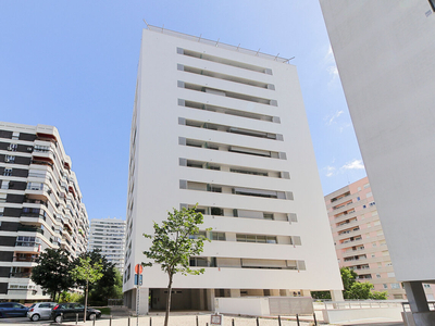 Espaçoso e luminoso Apartamento T3, com Varandas, Garagem e Vista Rio, em Miraflores, Lisboa