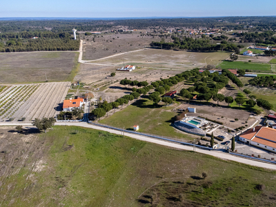 Monte Ribatejano com 20.000 m2 (2 ha), 559 m2 de ABC, piscina, 2 picadeiros e boxes!