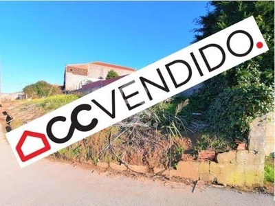 Moradia p/ recuperar inserida em lote com 258 m² próximo da Vila da Lourinhã