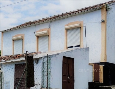 Moradia T4 para restauro na Vila de Porto Judeu