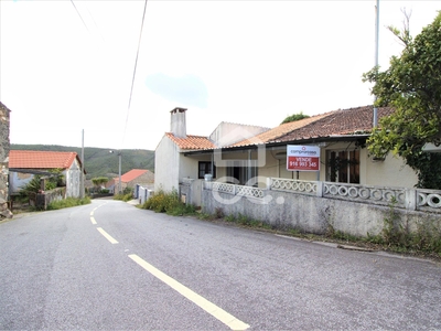 Moradia térrea com 3 quartos localizada numa aldeia junto à praia fluvial das Fragas de São Simão.