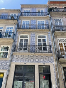 Prédio de alto padrão com 5 frações na rua da Almada, no Porto