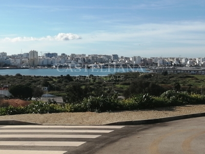 Terreno com infraestruturas concluídas em Ferragudo, Algarve