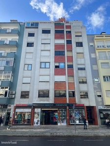 Apartamento T3 com óptima localização - Estrada de Benfica c/ Garagem