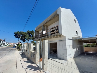 Moradia Geminada T3 Triplex à venda na Rua Cidade de Olivença