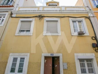Oportunidade de Investimento: Apartamento T1+1 com Logradouro em Localização Privilegiada em Lisboa