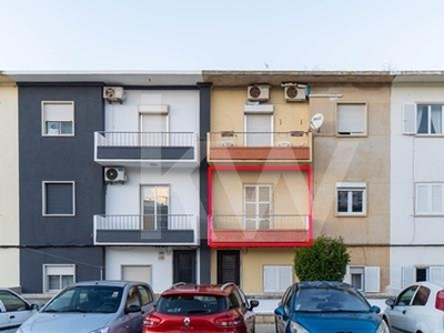 Prédio de 3 Pisos com 3 apartamentos T2 para Venda em FARO - S. LUIS