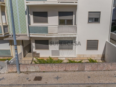 Apartamento T2 para arrendamento em Santo António dos Olivais