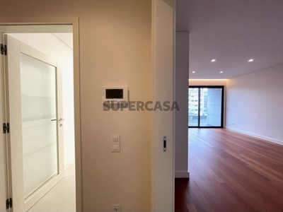 Apartamento T2 para arrendamento na Rua do Conselheiro Costa Braga