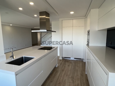 Apartamento T4 à venda na Rua Doutor João Barata