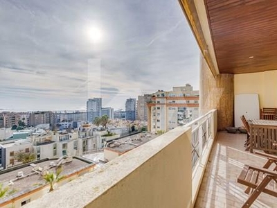 Apartamento T4 + 1 na Foz com vistas sobre o Rio Douro e o Mar