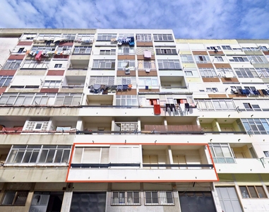 Edifício em regime de propriedade total, composto por 8 pisos. O edifício está localizado na Rua Luís de Camões n°6, da freguesia de Sacavém.