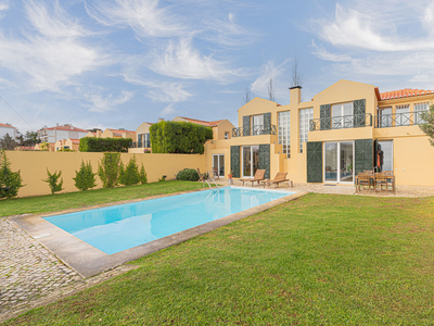 Excelente Moradia com 7 assoalhadas,piscina privada,jardim ,garagem e localização premium em Carcavelos!