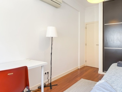 Aluga-se quarto em apartamento de 4 quartos em Laranjeiras, Lisboa