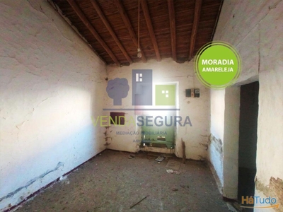 Casa térrea T2 com quintal e garagem | Amareleja