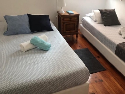 Quarto para alugar em apartamento de 6 quartos em Campolide, Lisboa