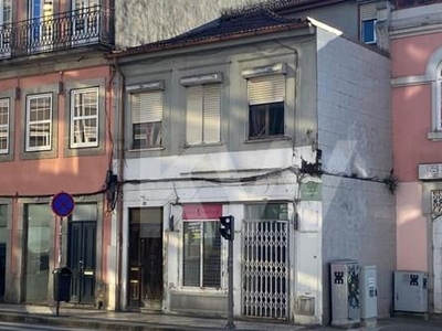 Prédio no centro do Porto com potencial de construção para habitação ou comércio