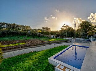 Moradia T3+1 com piscina, jardim e estacionamento privativos, em Cascais