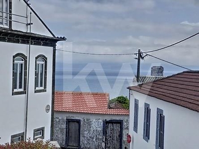 Refúgio de Charme na Ilha do Pico: Encante-se com esta Casa Emblemática em Santo António!