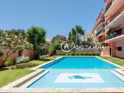 Apartamento duplex localizado num condomínio com piscina na Costa d...