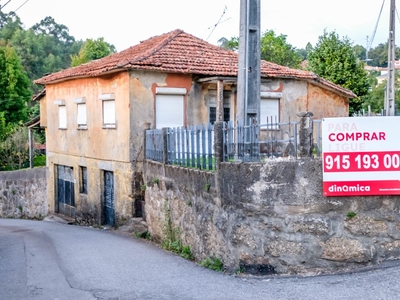 Casa Rústica T3 à venda na Rua da Castelhana