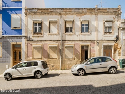 Prédio residencial para reabilitação total na Ajuda, Lisboa