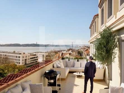 T4 +1 duplex apartment with terrace overlooking the river, Lisbon