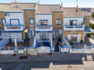 Moradia T3 com Piscina e Terraço sito em Manta Rota, Vila Nova de Cacela.