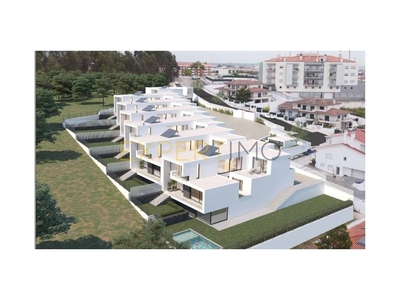Condomínio privado em Leiria com moradias T4 com jardim -...