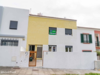 Apartamento T2 Como Novo c/ Lugar de Garagem Duplo em Santa Marinha (V