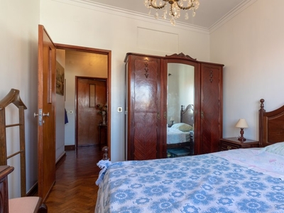 Arrumo quarto para alugar em apartamento de 2 quartos na Parede, Lisboa