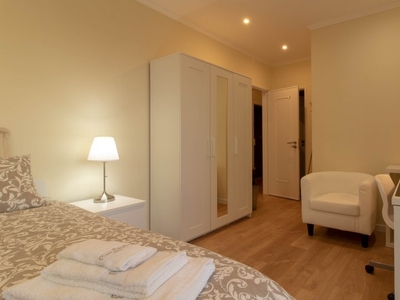 Quarto luminoso para alugar em apartamento de 5 quartos em Oeiras