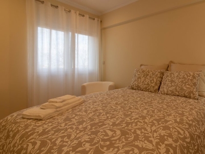 Quarto moderno para alugar em apartamento de 5 quartos em Oeiras