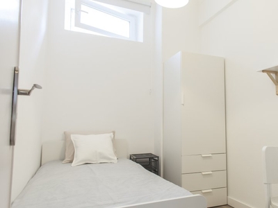 Aluga-se quarto em apartamento de 4 quartos em Carriche, Lisboa