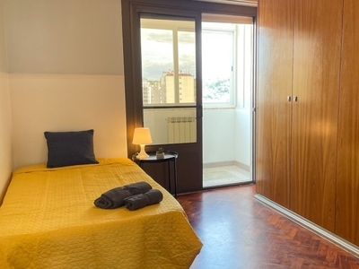 Quarto em apartamento de 5 quartos para alugar no Areeiro, Lisboa