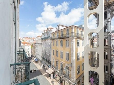 Apartamento T1+1 na Rua do Carmo em Lisboa , no coração da cidade.