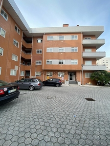 Apartamento T2+1 para arrendamento na Rua José Camarinha Barrote