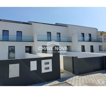 Apartamento* T3 duplex com terraço e churrasqueira (AVR 00309)