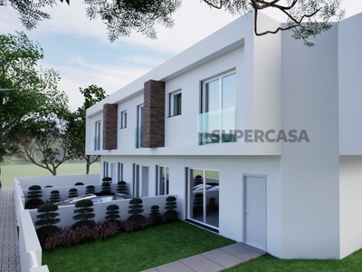 Casa Geminada T3 Duplex à venda na Rua António Sérgio