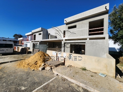 Moradia em Banda T4 Duplex à venda na Rua Serra da Ossa