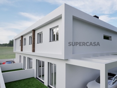 Moradia Geminada T4 Duplex à venda na Rua António Sérgio